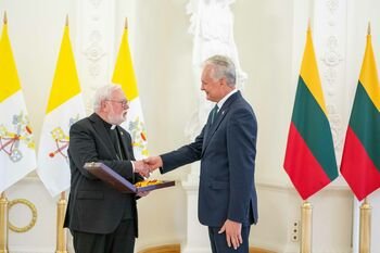 Prezidentas arkivyskupui P. R. Gallagheriui įteikė valstybinį apdovanojimą (Atnaujinta)