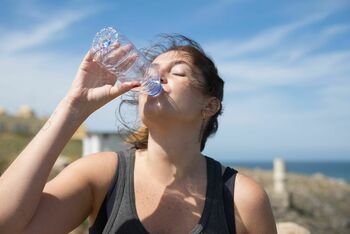 Karščiai verčia griebtis vandens buteliuko: gydytojas paaiškino, ar tikrai reikia išgerti 2 litrus per dieną