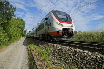 Skrydžiai, automobilis ar traukinys: kuris atostogų pasirinkimas iš tiesų draugiškiausias klimatui?