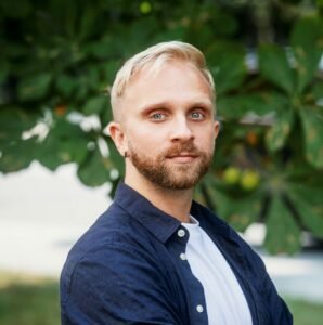 LGBTQ+ įtrauktis darbe: slepiama tapatybė, tyli diskriminacija ir augančios rizikos verslui
