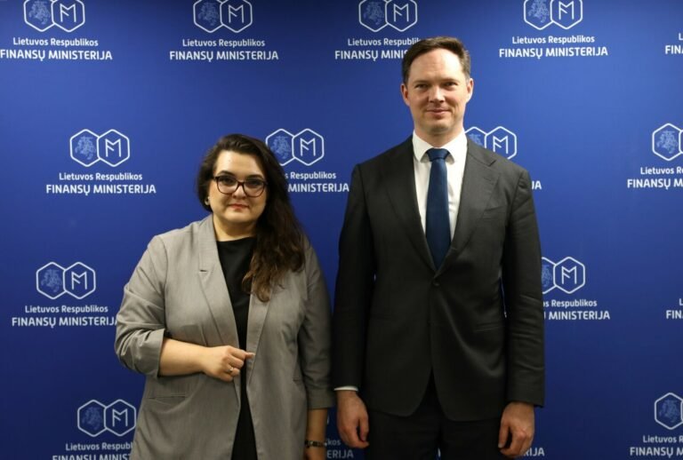 Valstybės kontrolierė su finansų ministru aptarė fiskalinės drausmės, viešojo sektoriaus efektyvumo ir valstybės rezervų klausimus