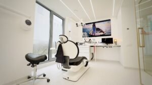 Vokietijoje mokslus baigęs šiaulietis gimtajame mieste atidarė inovatyvią odontologijos kliniką