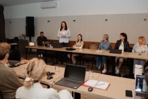 Sklandžiai užsieniečių integracijai: Kėdainiuose pristatytas skaitmeninis Sociokultūrinio įvado mokymų asistentas