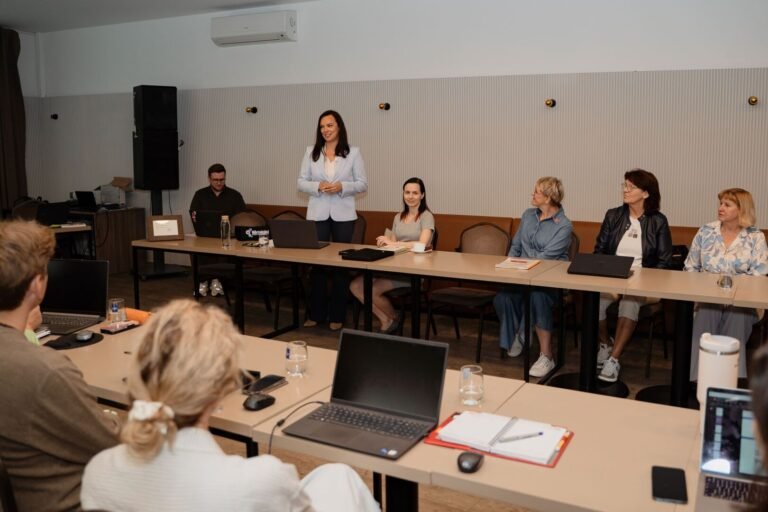 Sklandžiai užsieniečių integracijai: Kėdainiuose pristatytas skaitmeninis Sociokultūrinio įvado mokymų asistentas