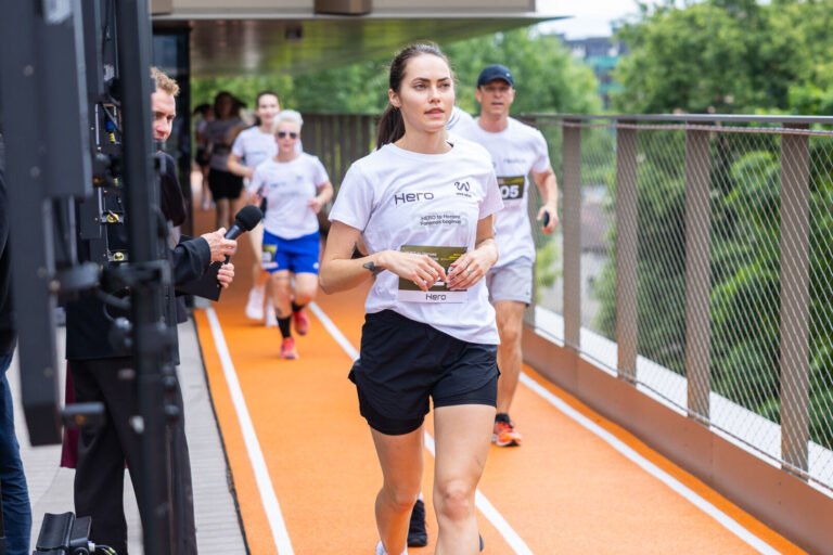 Per 3 valandas – 446 nubėgti kilometrai: „Hero“ verslo centro bendruomenė rinko paramą sportininkams su negalia