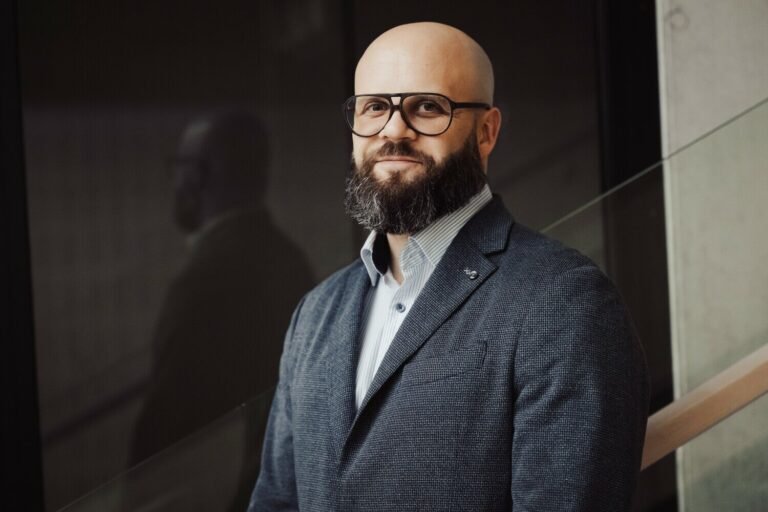Autoritarizmo žavesys ar demokratijos saulėlydis?