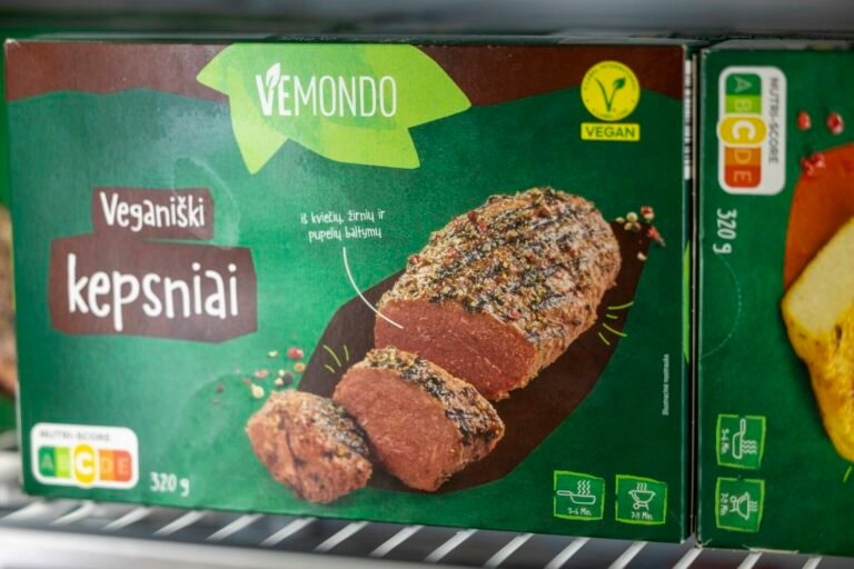 Nuo tofu iki augalinių dešrelių: kaip gaminami augaliniai produktai?