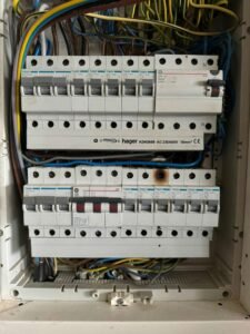 Įspėja elektromobilių savininkus: įkrovimas iš lizdo gali sukelti gaisrą