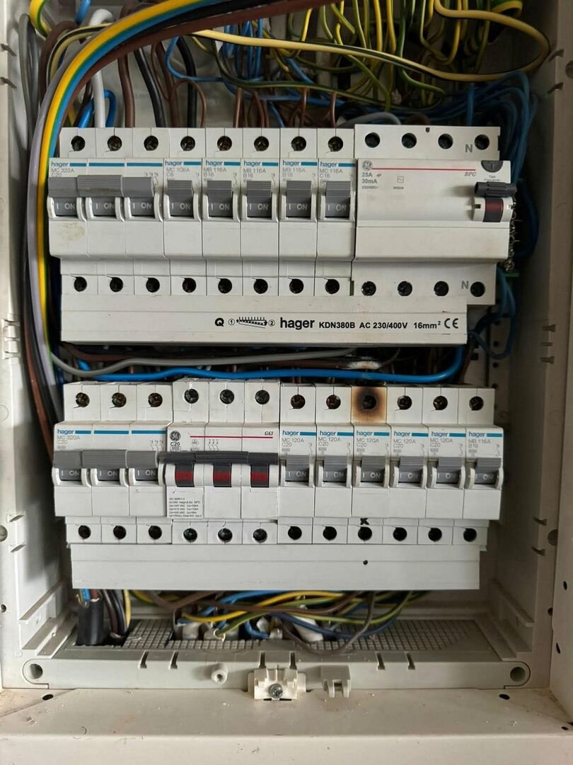 Įspėja elektromobilių savininkus: įkrovimas iš lizdo gali sukelti gaisrą