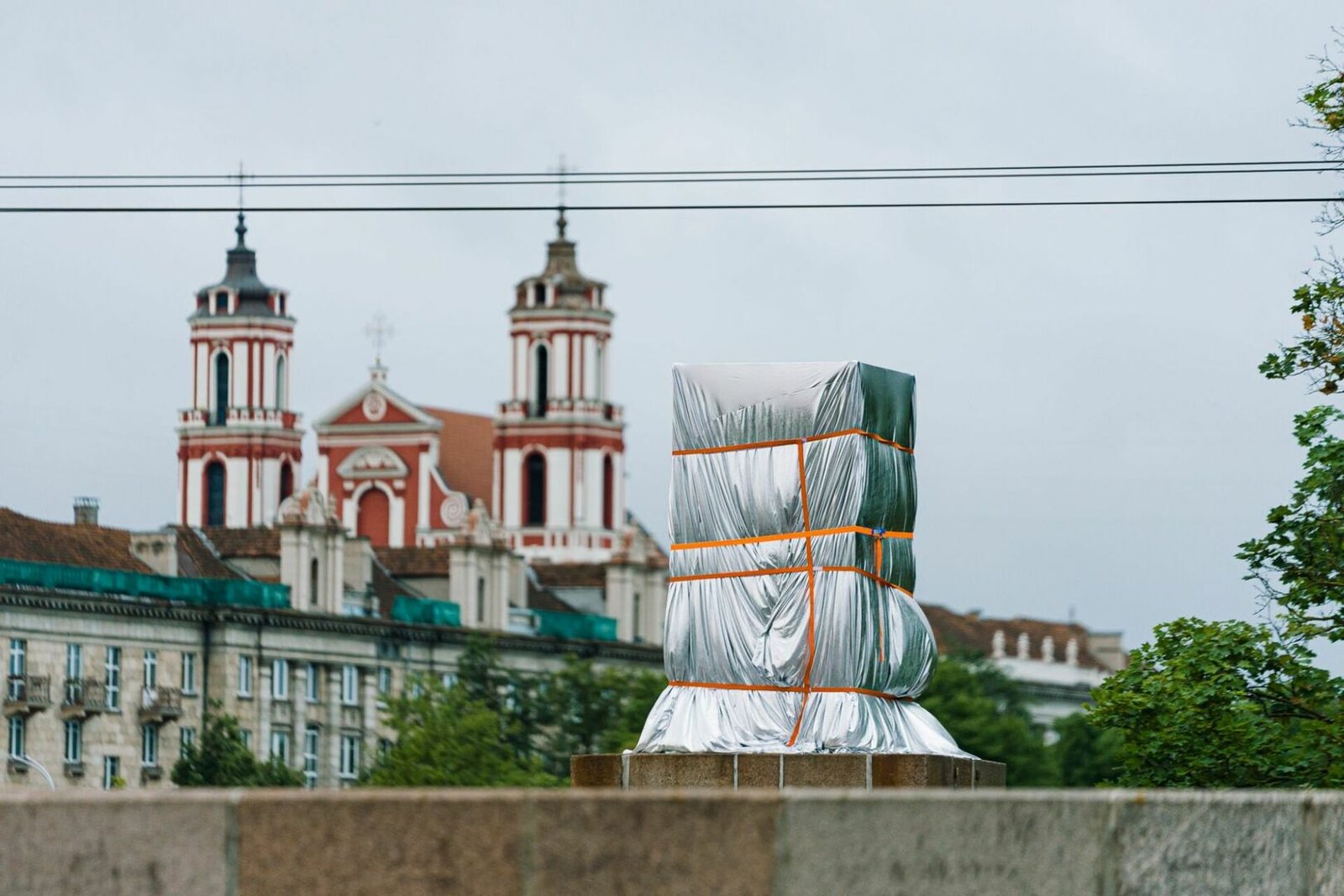 Vaikų globos savaitės atidarymas: skulptūrų tobuliems vaikams atidengimas ant Vilniaus Žaliojo tilto