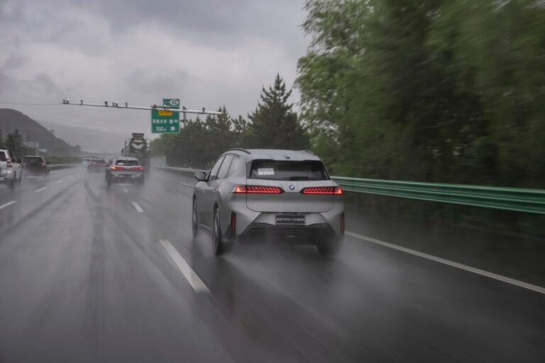Ar elektromobiliai realiai nuvažiuoja tiek, kiek žada gamintojai? BMW bandymas pateikė įspūdingą atsakymą
