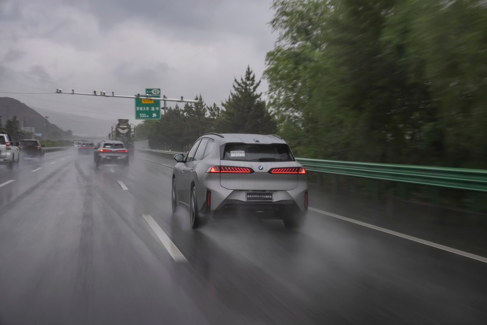 Ar elektromobiliai realiai nuvažiuoja tiek, kiek žada gamintojai? BMW bandymas pateikė įspūdingą atsakymą