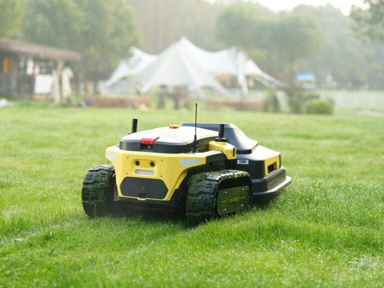 Sodo „pagalbininkai“, galintys nustebinti: vasarą daugėja žalų, susijusių su žoliapjovės robotais