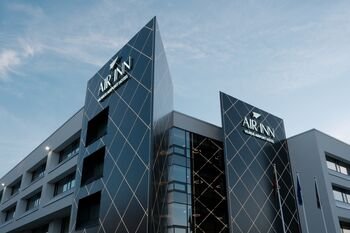 Vilniaus oro uoste baigta viešbučio „AIRINN Vilnius Airport“ renovacija: ant stogo įrengta lėktuvų stebėjimo aikštelė