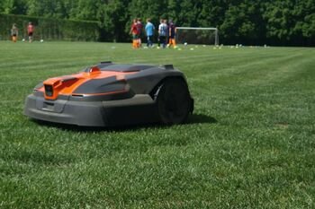 Ar futbolo aikštynų veją netrukus prižiūrės tik robotai? Pirmieji bandymai Lietuvoje – sėkmingi