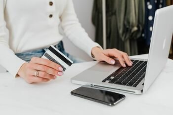 Naudotų daiktų prekyba tampa kasdienybe: 73 proc. lietuvių jau perka ar parduoda internetu