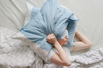 Miegate tiek pat, tačiau neišsimiegate? Medikas papasakojo, kaip karščiai ir ilgesnės dienos veikia mūsų miegą