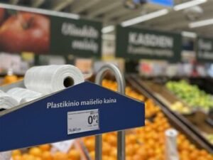 Labai lengvų, permatomų plastikinių maišelių naudojimas pamažu mažėja – keičiasi pirkėjų įpročiai