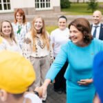 Pirmoji ponia susitiko su Ukrainos karėmis ir karių vaikais (Atnaujinta)