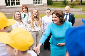 Pirmoji ponia susitiko su Ukrainos karėmis ir karių vaikais (Atnaujinta)