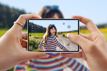 „Samsung“ pristatė naujos kartos sulenkiamus „Galaxy“ telefonus: plonesni, patvaresni ir dar išmanesni