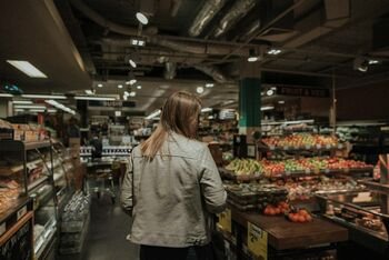 Akcijų daugiau nei bet kada, bet ar tikrai perkame pigiau? Lietuvoje veikia platforma, kasdien fiksuojanti parduotuvių kainas