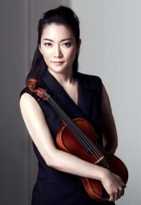 Lietuvoje koncertuos ypatingu virtuoziškumu kerinti smuiko garsenybė Akiko Suwanai