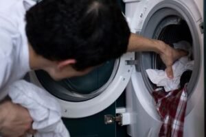 Kodėl drabužiai po skalbimo dėvisi greičiau, nei turėtų? Išmaniosios skalbyklės gali padėti tai išspręsti