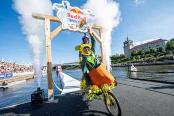 Vilniuje – įspūdingi skrydžiai ir kritimai į Nerį: paaiškėjo, kas triumfavo „Red Bull Tandemynėse“