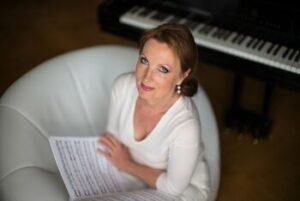 „Vivace Vilnius“ 100-ajame koncerte grosianti Mūza Rubackytė: „Meno katarsis gali padėti išgyventi kataklizmus“