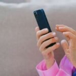 Vien pokalbio apie sukčius gali nepakakti: beveik kas trečias mano, kad tėvai gali apsigauti