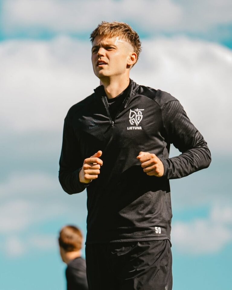 Trešnės, persikai, arbūzai ir melionai: kuo per Pasaulio futbolo čempionatą užkandžiauja fanai ir sporto profesionalai?