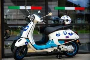 Laimėjo vasarišką prizą: „Pildyk“ klientė Vanesa namo parvyko naujutėle „Vespa“
