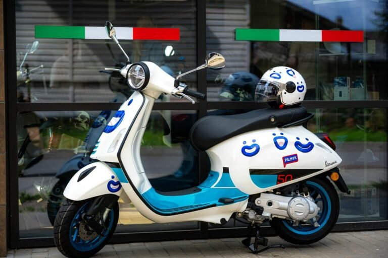 Laimėjo vasarišką prizą: „Pildyk“ klientė Vanesa namo parvyko naujutėle „Vespa“