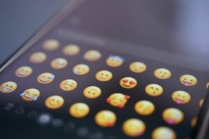 Štai kaip susikurti asmeninį emociuką ir suprasti kitų siunčiamus simbolius