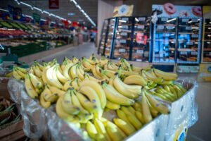 Savaitgalį verta užsukti į „Lidl“: siūlo ypatingas kainas kiaulienai, bananams ir kitiems vasaros favoritams