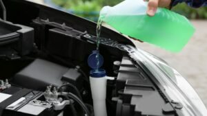 Automobilinių skysčių talpos – ne į bendrą plastiko konteinerį: ekspertai primena svarbiausias taisykles
