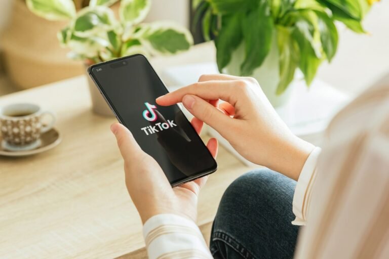 Paaiškino, ar tikrai „TikTok“ mūsų klausosi