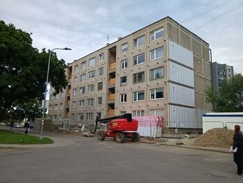 Pradėta pirmojo Lietuvoje daugiabučio skydinė renovacija: fasado šiltinimo darbus planuojama užbaigti per du mėnesius