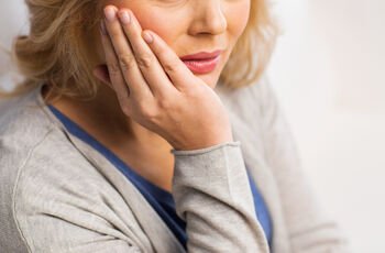 Specialistė perspėja: burnoje prasidėję uždegimai gali turėti įtakos visam organizmui