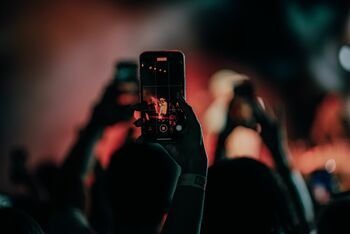 Festivaliuose pavogti telefonai, ausinės ir laikrodžiai – ekspertai primena apie didžiausias finansines rizikas