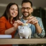 Nuo 50 eurų iki finansinės pagalvės: kodėl jaunimas taupyti pradeda kitaip nei tėvai (Atnaujinta)