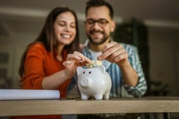 Nuo 50 eurų iki finansinės pagalvės: kodėl jaunimas taupyti pradeda kitaip nei tėvai (Atnaujinta)