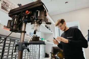 Nuo saulės parkų iki gyvybes gelbstinčio ryšio: ką pasauliui kuria Kauno elektronikos inžinieriai?
