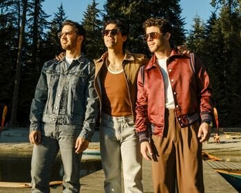 „Jonas Brothers“ po 18 metų grįžta į „Roko stovyklą“