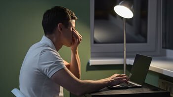 Akys pavargsta ne tik nuo ekranų: kas joms iš tiesų kenkia kasdien?