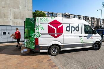 „DPD Lietuva“ elektromobilių parką šiemet didins iki 130 transporto priemonių – vienos siuntos CO₂ pėdsakas jau sumažėjo daugiau nei trečdaliu
