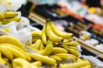Bananų kilogramas – tik 0,55 Eur, ir tai dar ne viskas: „Iki“ savaitę užbaigia itin stipriais pasiūlymais