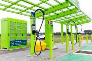 Elektromobilių įkrovimas Lietuvoje tampa paprastesnis: pristatomas dar vienas atsiskaitymo būdas