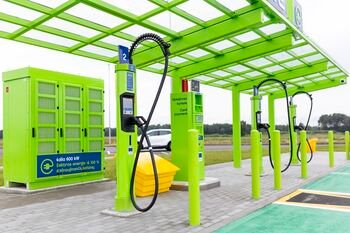 Elektromobilių įkrovimas Lietuvoje tampa paprastesnis: pristatomas dar vienas atsiskaitymo būdas